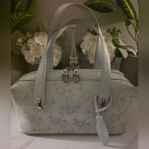 Chic Floral Shoulder Bag in Soft Mint
